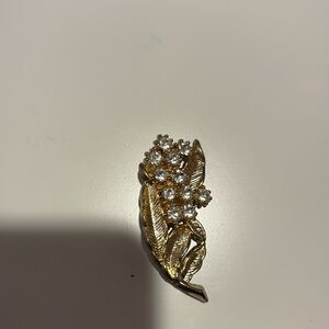 Good condition leaf brooch’s with crystals in the middle vintage